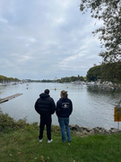 Zwei RGH-Ruderer am Ufer des Austragungsortes in Wiesbaden.