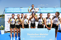 Siegerbild des Juniorinnen-Achters, sie halten ein Schild "Deutscher Meister" vor sich. Carla Zajonc trägt als einzige eine ihrer Mitruderinnen auf den Schultern.