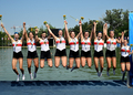 Die Juniorinnen des U19-Achters springt nach der Medaillenverleihung gleichzeitig in die Höhe.