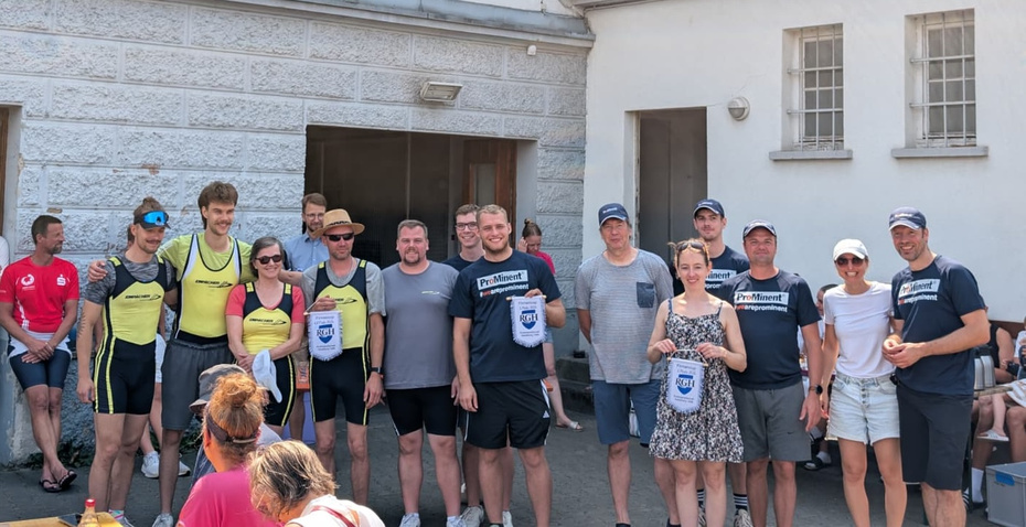 Die Sieger des Sponsorencups mit Siegerwimpeln