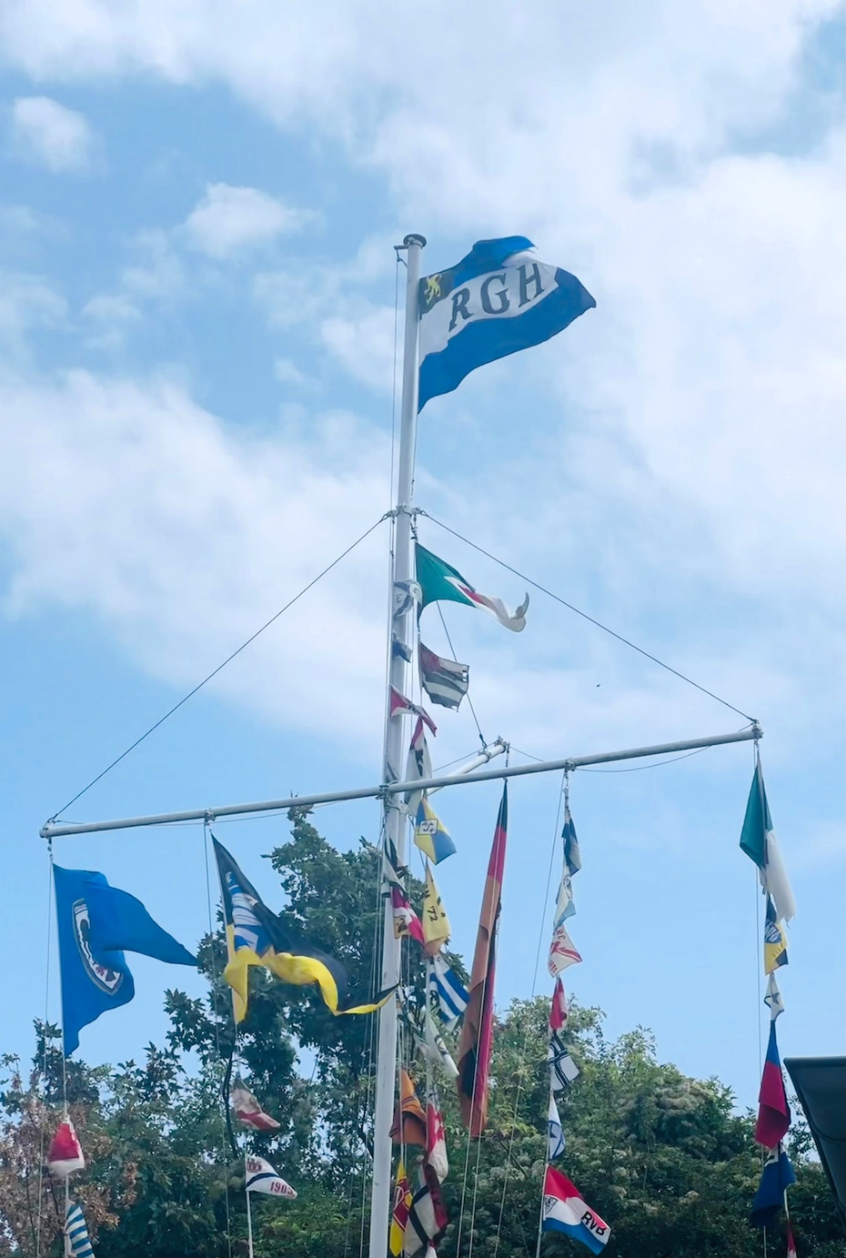 Fahnenstange mit Vereins- und Verbandsflaggen