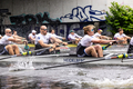 Drei Ruderer der RGH in Nahaufnahme während eines Rennens, im Hintergrund Graffiti der Berliner Sonnenbrücke.