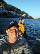 Drei Sonnenaufgangsruderer im Boot auf dem Wasser